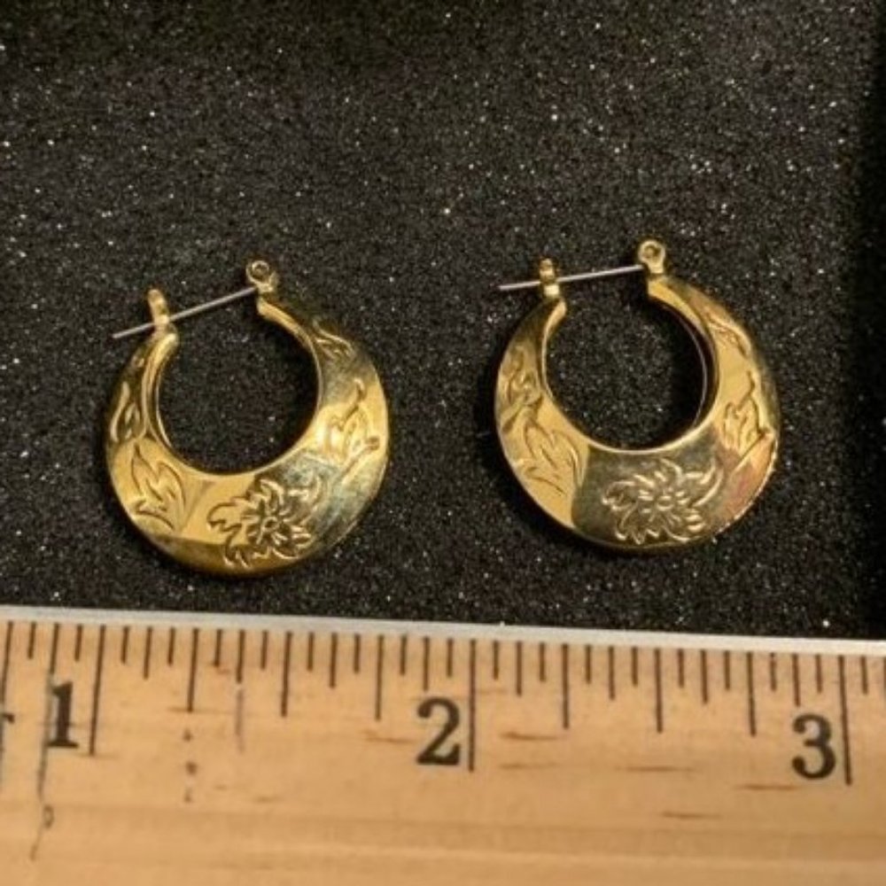gold earrings with engraving - Picture 2 of 3